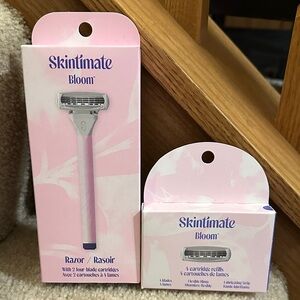 Skintimate Bloom Pink Razor with Cartridge Refills